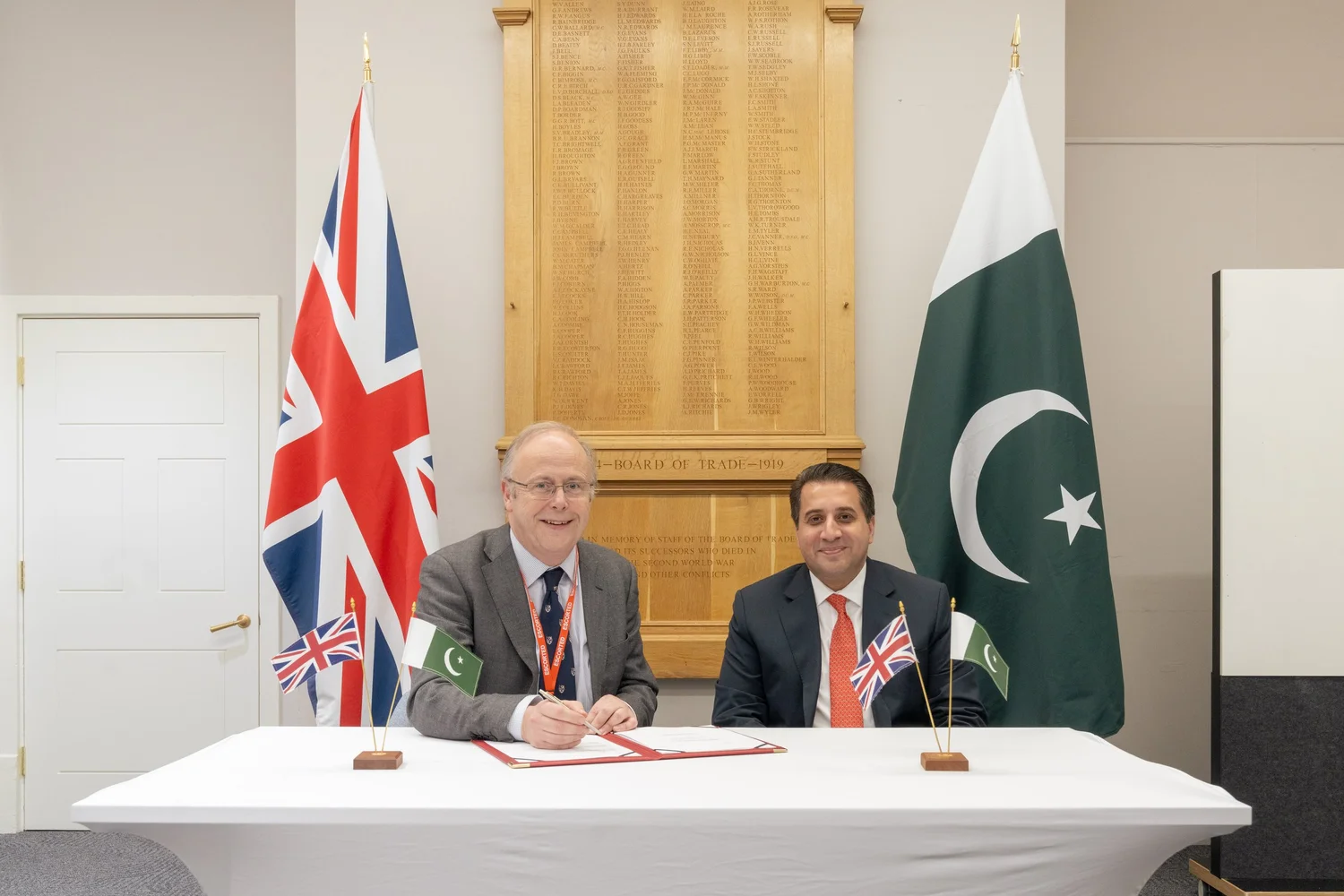 The signing of the affiliation between Novacare and Imperial College Healthcare
